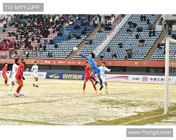 足球明星激烈冲突现场回放引发热议球迷反应不一